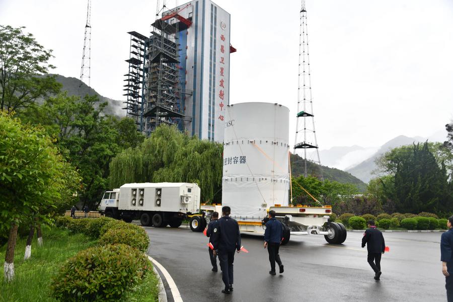 (250518) -- XICHANG, May 18, 2025 (Xinhua) -- China's Tianwen-2 probe is transported to its launch area, after completing its scheduled assembly, testing and fueling at the technical area of the Xichang Satellite Launch Center in southwest China's Sichuan Province, May 18, 2025.
  The probe is scheduled for launch at the end of May, according to the China National Space Administration (CNSA) on Sunday.
  It will subsequently conduct functional checks and joint tests.
  Previously, the Long March-3B Y110 rocket, which will carry out the Tianwen-2 launch mission, was transferred from the technical area to the launch area on May 14 and completed lifting and docking operations, said the CNSA. (Photo by Shi Yichen/Xinhua)