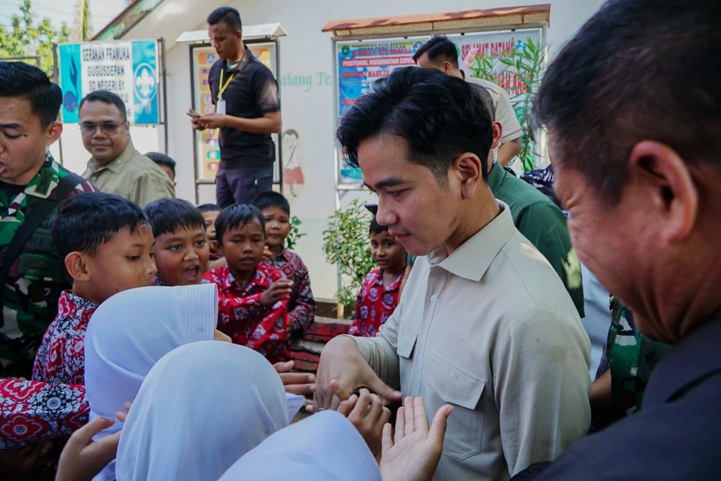 Hari kedua di Bengkulu Wakil Presiden Republik Indonesia, Gibran Rakabuming Raka, didampingi Gubernur Bengkulu, Helmi Hasan. (bengkuluprov)