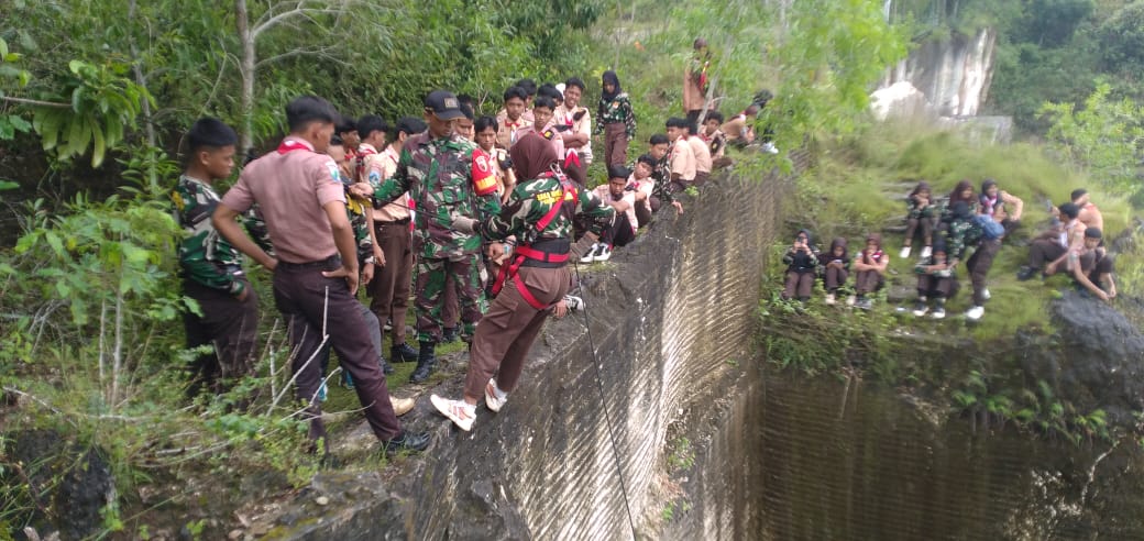 Pelatihan Krida Mountenering atau teknik dasar turun tebing bersama para Babinsa dari Koramil 0827/05 Lenteng. (infopublik)