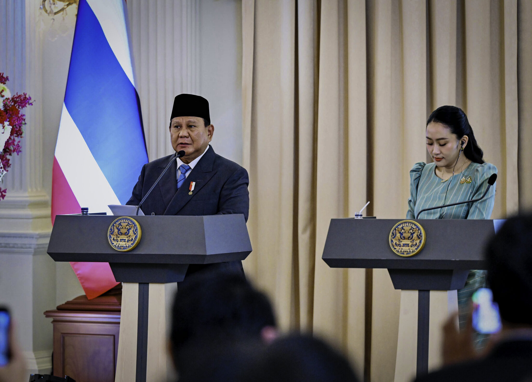 Presiden Republik Indonesia, Prabowo Subianto, bersama Perdana Menteri Thailand, Paetongtarn Shinawatra, menyampaikan keterangan pers bersama usai menggelar serangkaian pertemuan bilateral di Government House, Bangkok, pada Senin (19/5/2025).(BPMI Setpres)