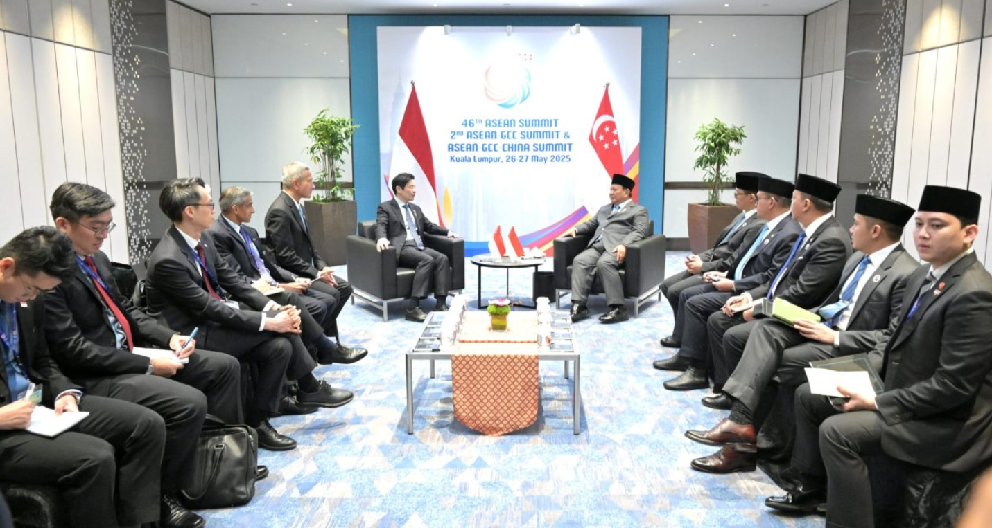 residen Republik Indonesia, Prabowo Subianto mengadakan pertemuan bilateral dengan Perdana Menteri (PM) Singapura Lawrence Wong pada Senin, 26 Mei 2025, di Ruang Meeting, Kuala Lumpur Convention Centre (KLCC), Malaysia. (BPMI Setpres/Kris )