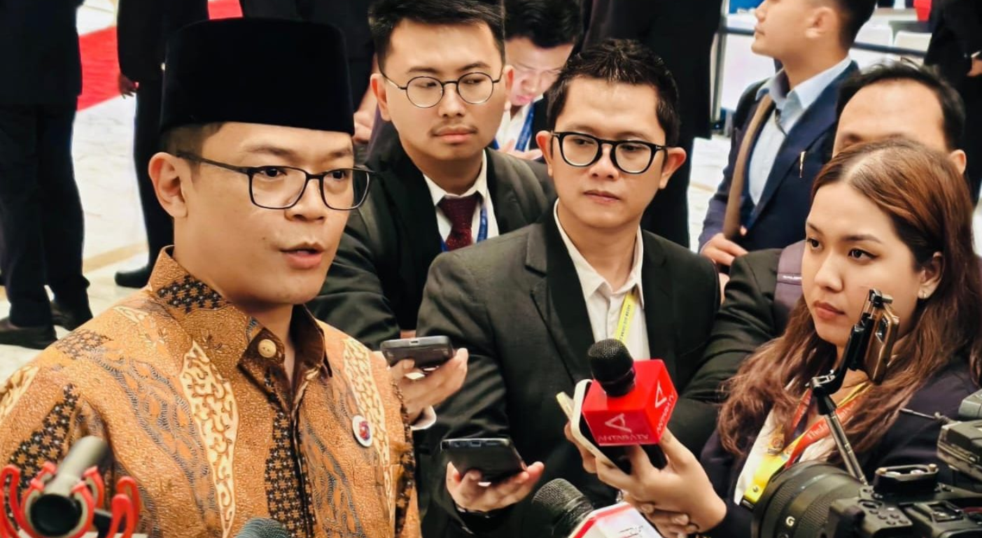 Menteri Luar Negeri Sugiono menyampaikan keterangannya kepada awak media usai mendampingi Presiden menghadiri gala dinner di Kuala Lumpur Convention Centre (KLCC), Malaysia pada Senin, 26 Mei 2025. (BPMI Setpres/Laily Rachev)