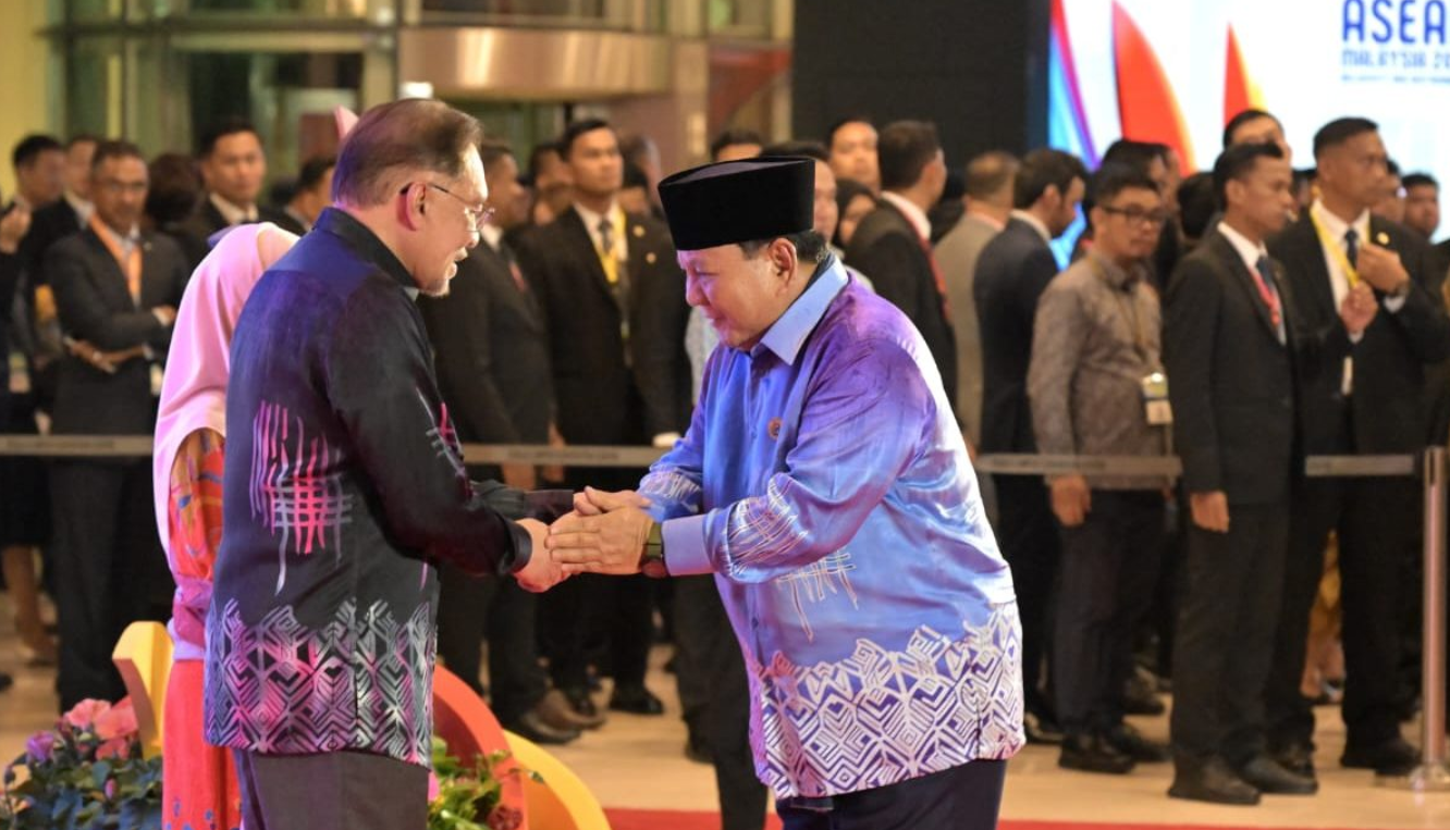 Presiden Republik Indonesia, Prabowo Subianto menghadiri gala dinner dalam rangka Konferensi Tingkat Tinggi (KTT) ke-46 ASEAN yang diselenggarakan Perdana Menteri (PM) Malaysia, Anwar Ibrahim selaku Ketua ASEAN 2025. (BPMI Setpres/Kris)