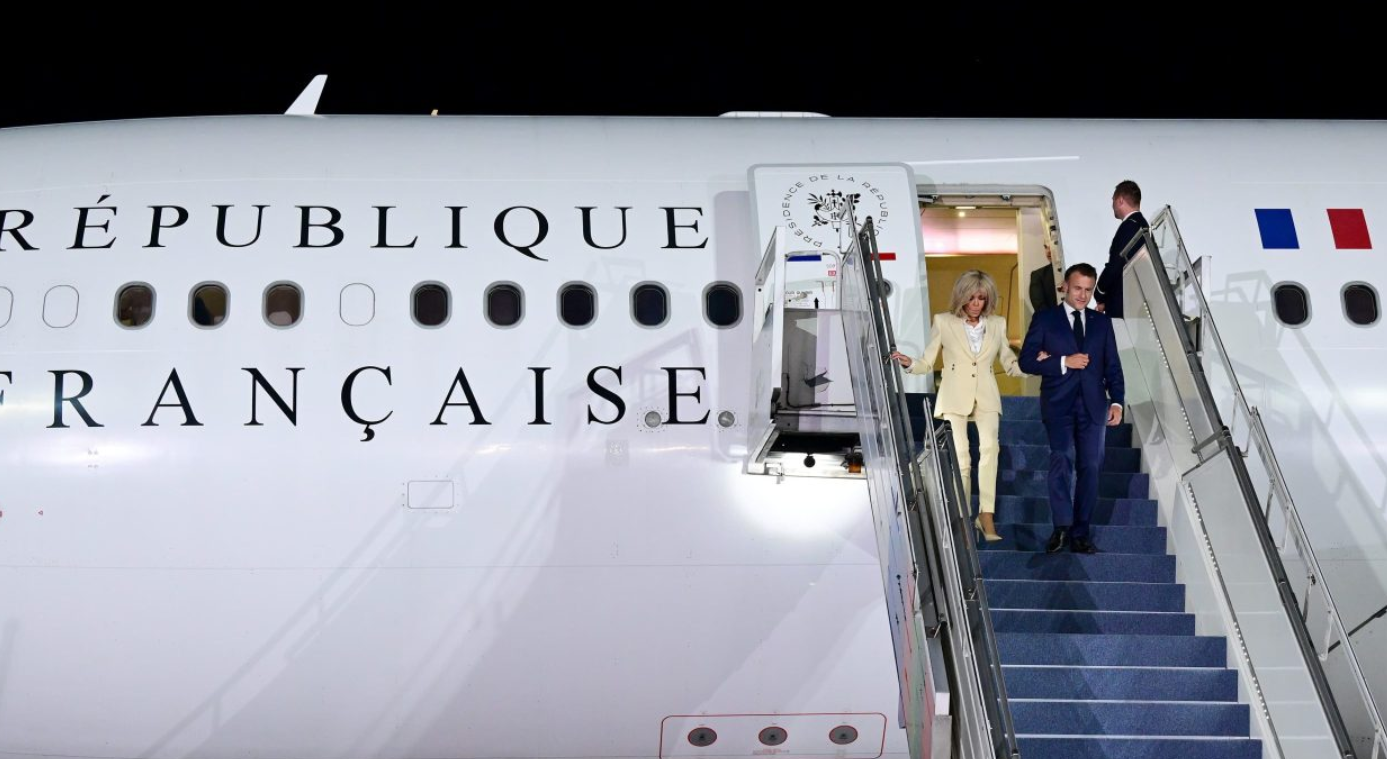 Presiden Republik Prancis Emmanuel Macron bersama Ibu Negara Brigitte Macron tiba di Jakarta, Indonesia, Selasa malam, 27 Mei 2025 melalui Pangkalan TNI AU Halim Perdanakusuma sekitar pukul 22.00 WIB. (BPMI Setpres/Muchlis Jr)