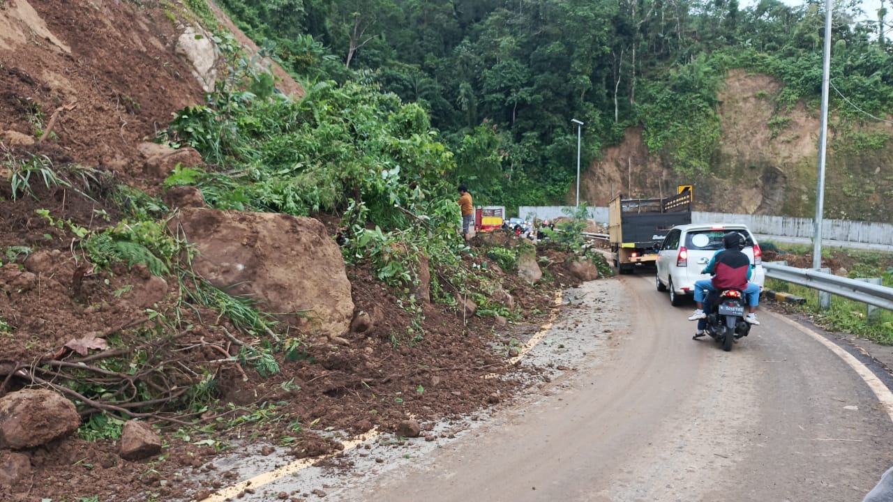 Tanah longsor kembali terjadi di jalur Piket Nol KM 55, tepatnya di Dusun Kamar Kajang, Desa Sumberwuluh, Kecamatan Candipuro, Kabupaten Lumajang.