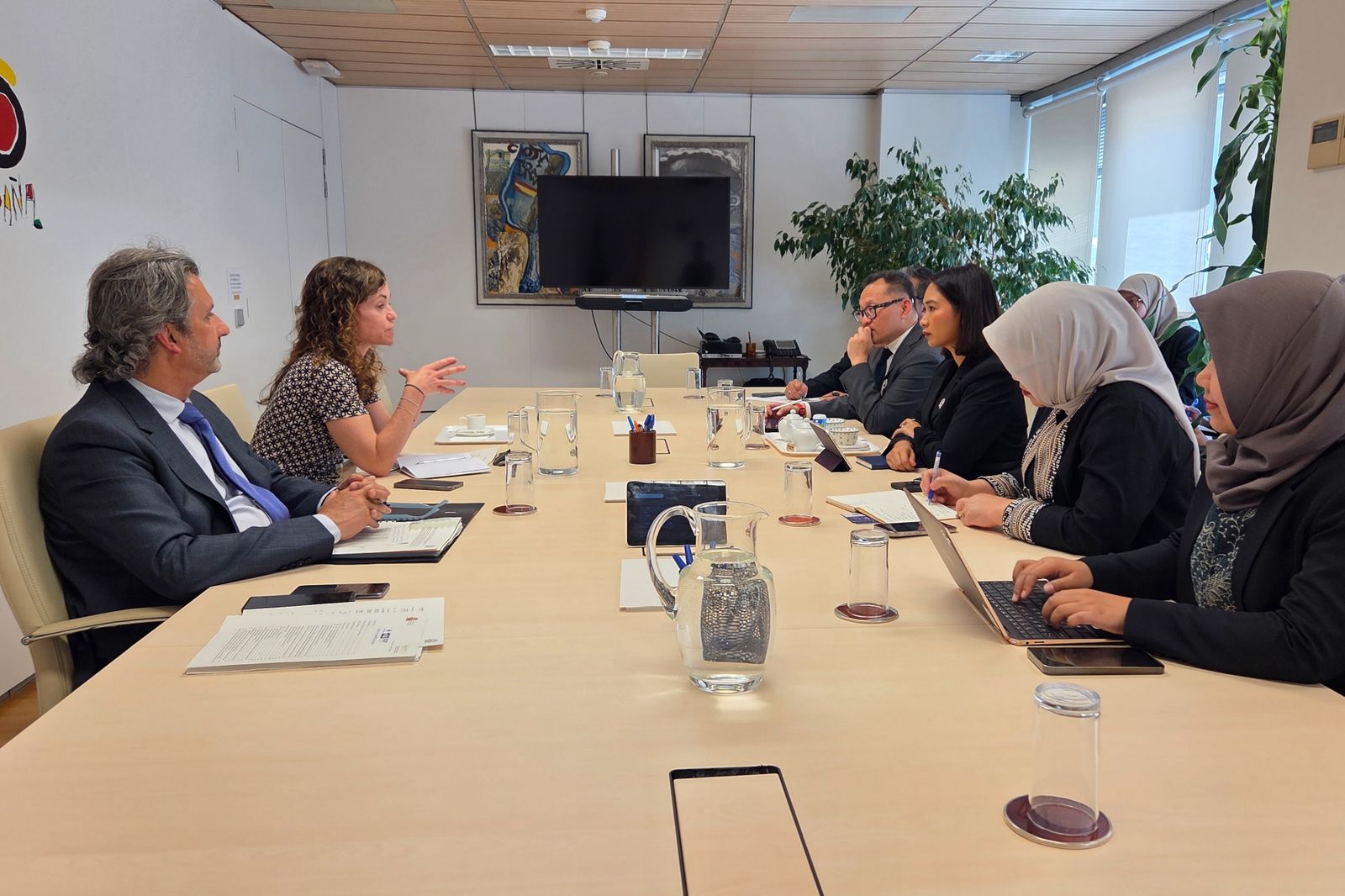 Wakil Menteri Pariwisata Ni Luh Puspa bertemu dengan Menteri Perindustrian dan Pariwisata Kerajaan Spanyol Rosario Sanchez Grau saat kunjungannya ke UN Tourism Executive Council 123rd Session di Spanyol. (kemenpar)