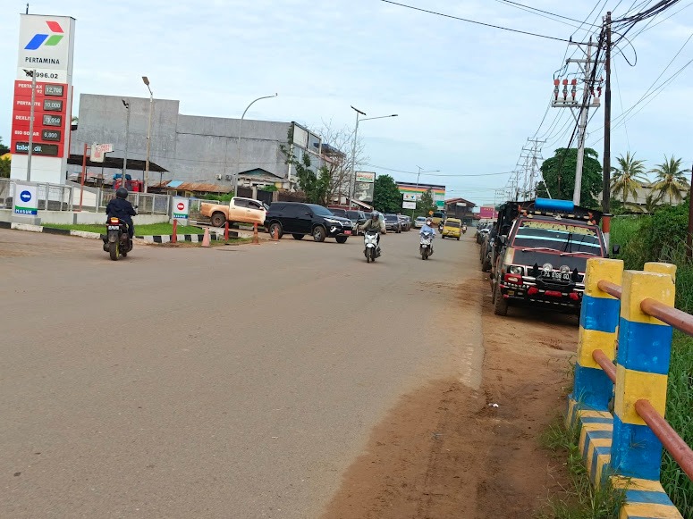 Antrian kendaraan untuk mengisi BBM subsidi di SPBU Jalan Ahmad Yani, salah satu dari 3 SPBU yang ada di Kota Merauke (infopublik)