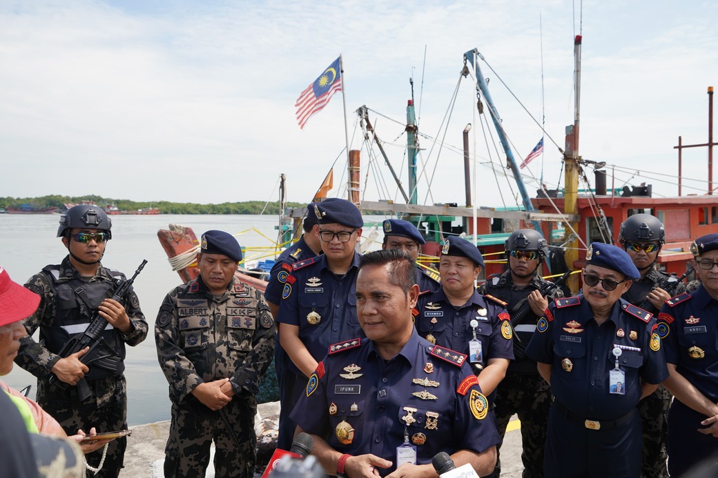 KKP melalui Kapal Pengawas (KP) Hiu 16 berhasil menangkap dua KIA berbendera Malaysia. (infopublik)
