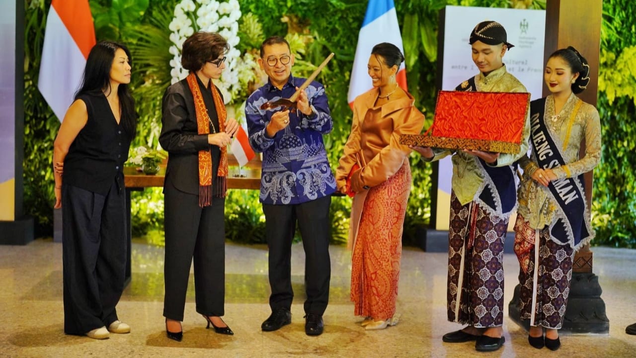 kunjungan resmi kenegaraan Presiden Prancis Emmanuel Macron ke Indonesia, Menteri Kebudayaan RI Fadli Zon meresmikan Borobudur Cultural Center (BCC) dan membuka pameran bertajuk “Borobudur: Simfoni Peradaban” di kawasan Manohara Borobudur, Magelang, Jawa Tengah. Acara tersebut dihadiri oleh Menteri Kebudayaan Prancis Rachida Dati, serta Ibu Negara Prancis Brigitte Macron, sebagai bagian dari agenda strategis kebudayaan kedua negara (Foto: Dok kementerian Kebudayaan) 
