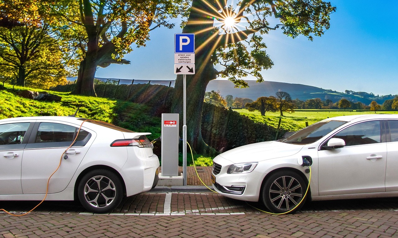 Ilustrasi Mobil Litrik yang Sedang Diisi Daya (pixabay/joenomias)