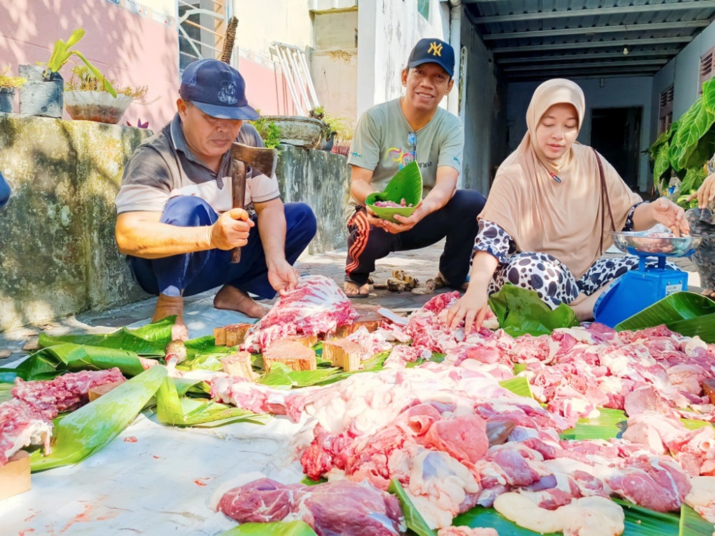 Pembagian hewan kurban oleh para warga (Dok. Foto Ilustrasi/Istimewa )