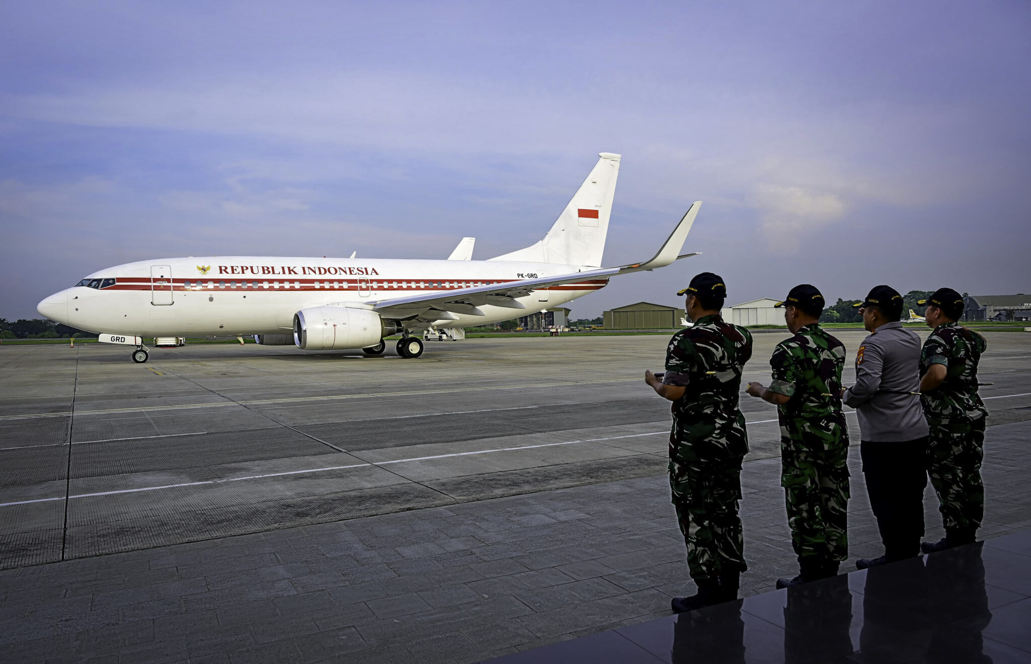 Presiden Prabowo beserta rombongan terbatas lepas landas melalui Pangkalan TNI AU Halim Perdanakusuma, Jakarta menuju Bandar Udara Tentera Udara Diraja Malaysia Subang pada Minggu (25/5/2025) sekitar pukul 16.30 WIB.(BPMI Setpres) 