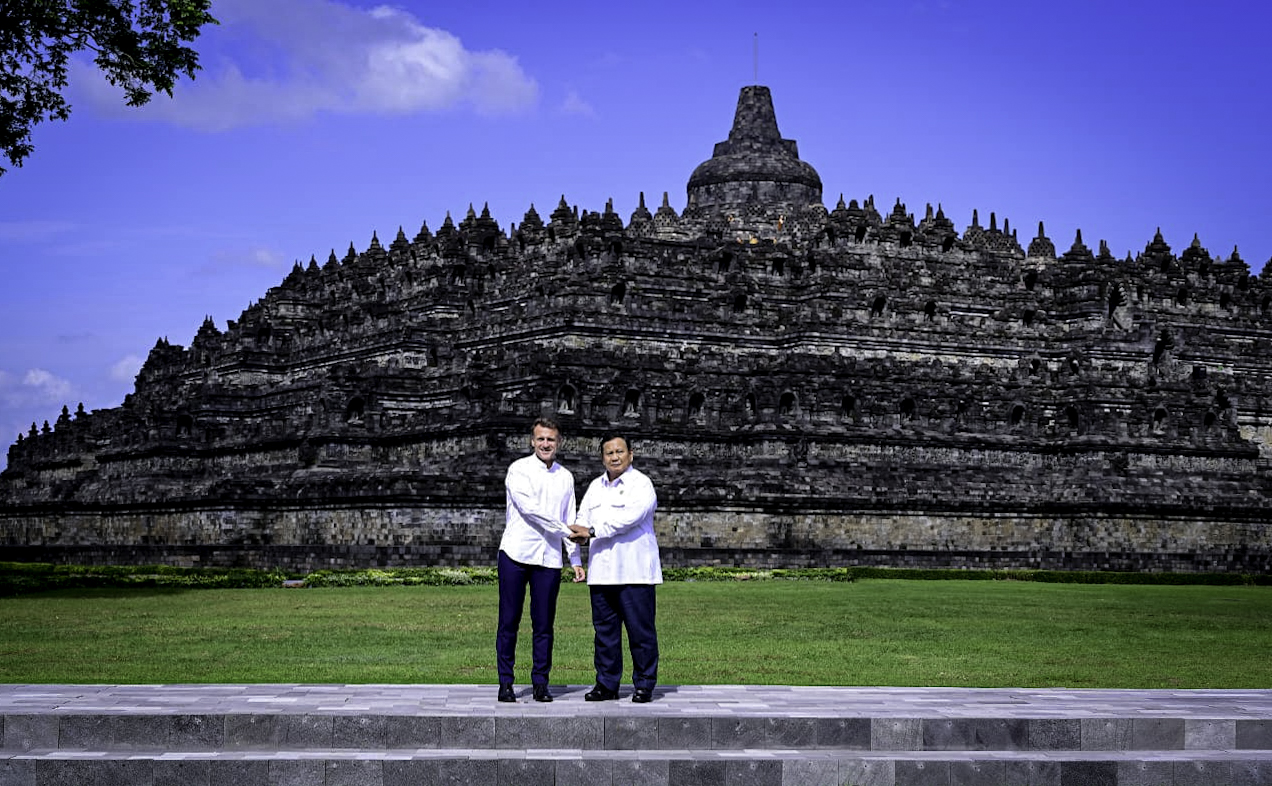 Presiden Republik Indonesia, Prabowo Subianto, bersama Presiden Republik Prancis, Emmanuel Macron, melakukan kunjungan ke kawasan Candi Borobudur, Kabupaten Magelang, Provinsi Jawa Tengah, Kamis (29/5/2025).(BPMI Setpres) 