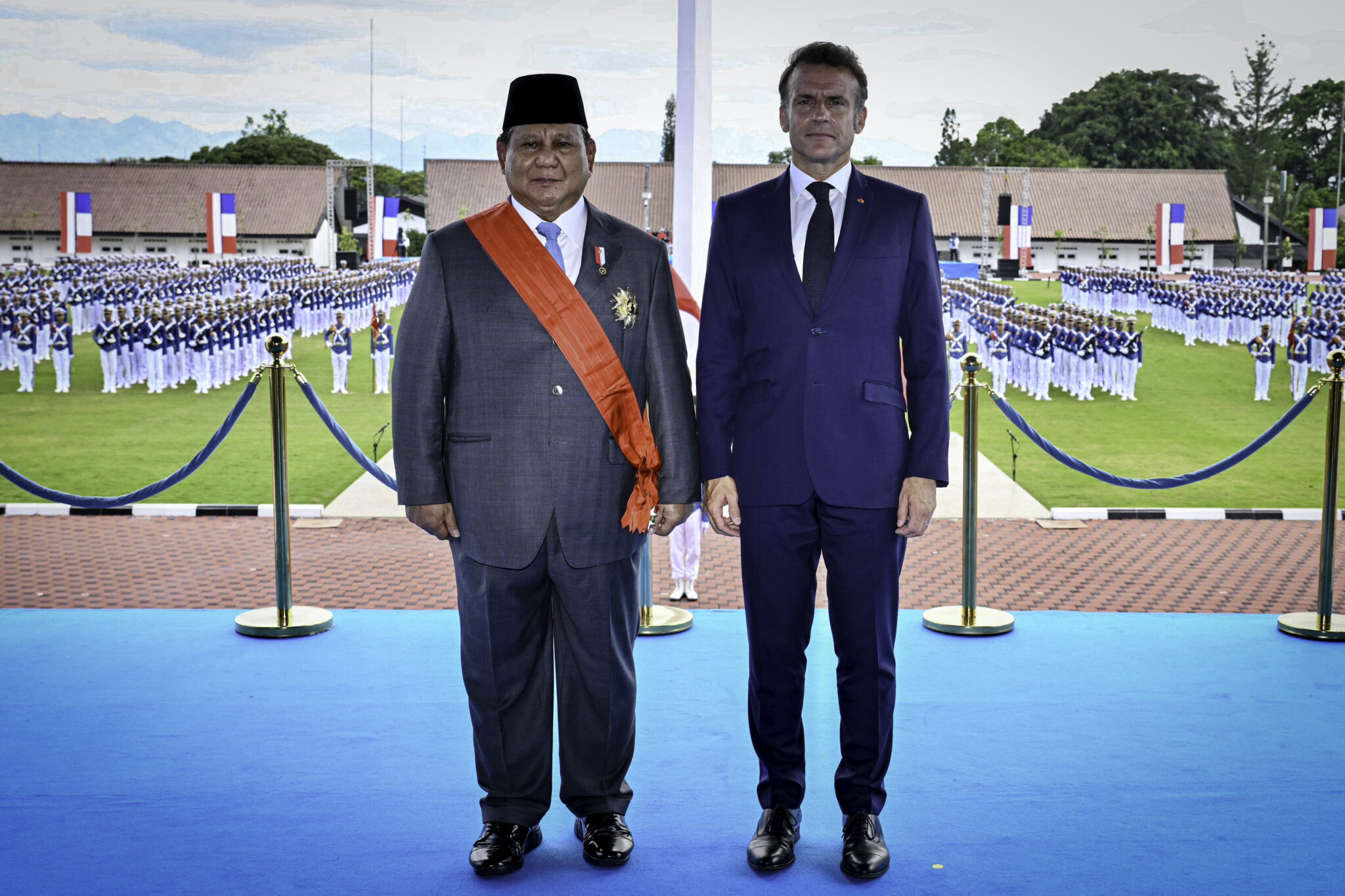 Presiden Republik Prancis, Emmanuel Macron, secara resmi menganugerahkan Grand Croix de la Légion d’Honneur kepada Presiden Republik Indonesia, Prabowo Subianto, dalam upacara kenegaraan yang berlangsung di Lapangan Pancasila, Akademi Militer (Akmil) Magelang, Jawa Tengah, Kamis (29/5/2025).(BPMI Setpres) 