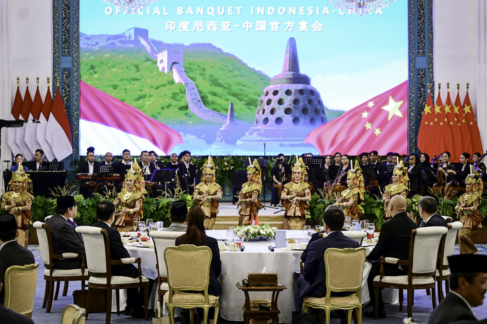 Presiden Republik Indonesia, Prabowo Subianto, menyambut kunjungan resmi Premier Republik Rakyat Tiongkok (RRT), Li Qiang, melalui jamuan santap siang kenegaraan yang diselenggarakan di Istana Negara, Jakarta, Minggu (25/5/2025).(BPMI Setpres) 