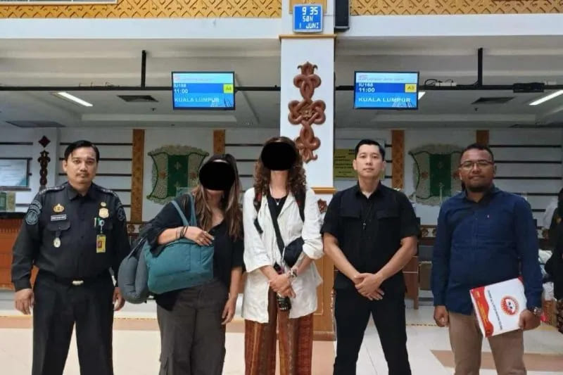 Kantor Imigrasi Kelas II TPI Sabang saat memulangkan WNA asal Inggris dan Malaysia, di Bandara SIM, Aceh Besar, Minggu (1/6/2025). (Dok.Kantor Imigrasi Sabang)
