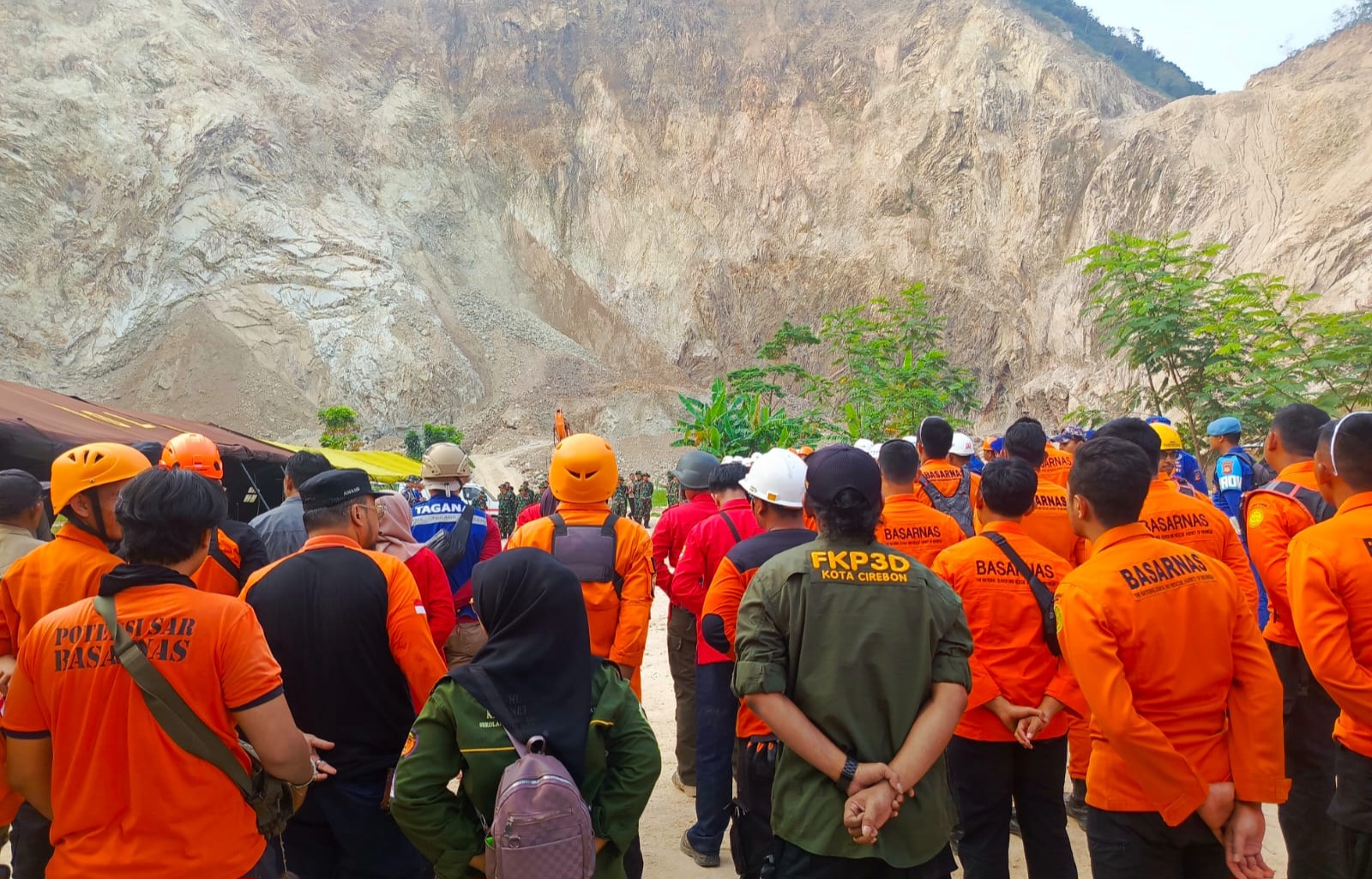 Tim SAR gabungan melaksanakan briefing dan evaluasi operasi pencarian korban longsor tambang galian C Gunung Kuda, Kamis (5/6/2025)/BPBD Provinsi Jawa Barat. 