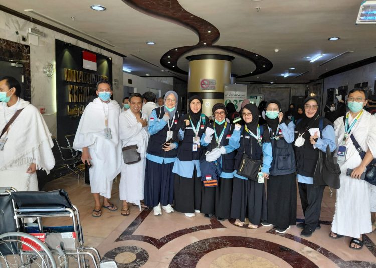 Petugas Klinik Kesehatan Haji Makkah sedang berfoto bersama. (Foto: Kemenkes) 