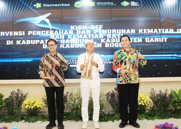 Menkes Budi Gunadi Sadikin bersama Gubernur Jawa Barat Dedi Mulyadi meluncurkan Program Pengampuan Layanan Kesehatan Ibu dan Anak (KIA) di Provinsi Jawa Barat. (Foto: Kemenkes) 