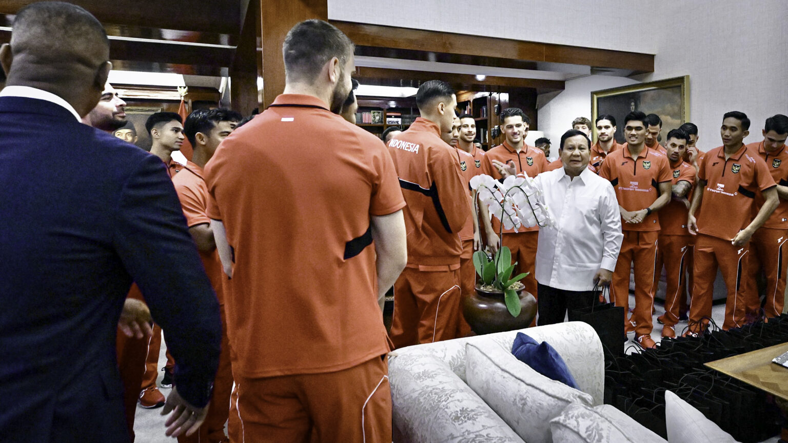 Presiden Prabowo Subianto menerima langsung kedatangan para pemain, pelatih, dan ofisial Tim Nasional Sepak Bola Indonesia di kediaman pribadinya di Jalan Kertanegara, Jakarta, pada Jumat siang, 6 Juni 2025. (Foto: BPMI Setpres) 