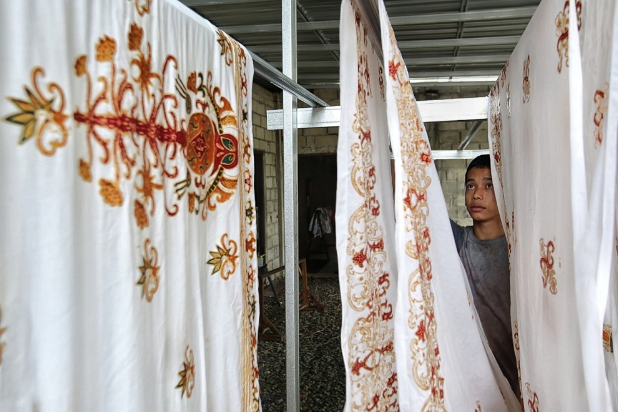 Pengeringan batik khas Kalteng (infopublik)