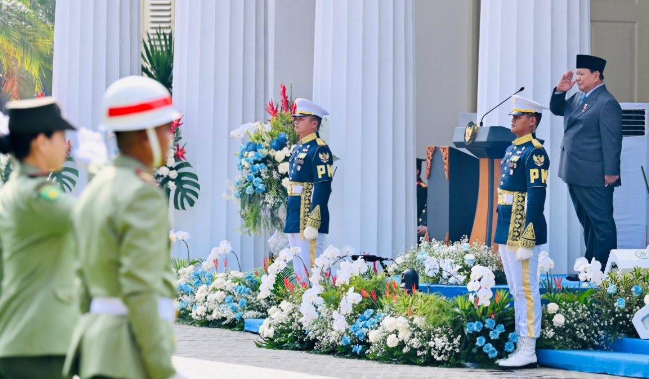Presiden Prabowo Subianto, memimpin Upacara Peringatan Hari Lahir Pancasila tahun 2025 yang digelar secara khidmat di Gedung Pancasila, Kementerian Luar Negeri, Jakarta, pada Senin, 2 Juni 2025. (BPMI Setpres/Laily Rachev)