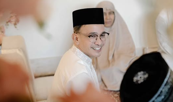 Ruben Samuel Onsu adalah pemeran, penyanyi, pengusaha, komedian dan presenter berkebangsaan Indonesia. (ig.rubenonsu)