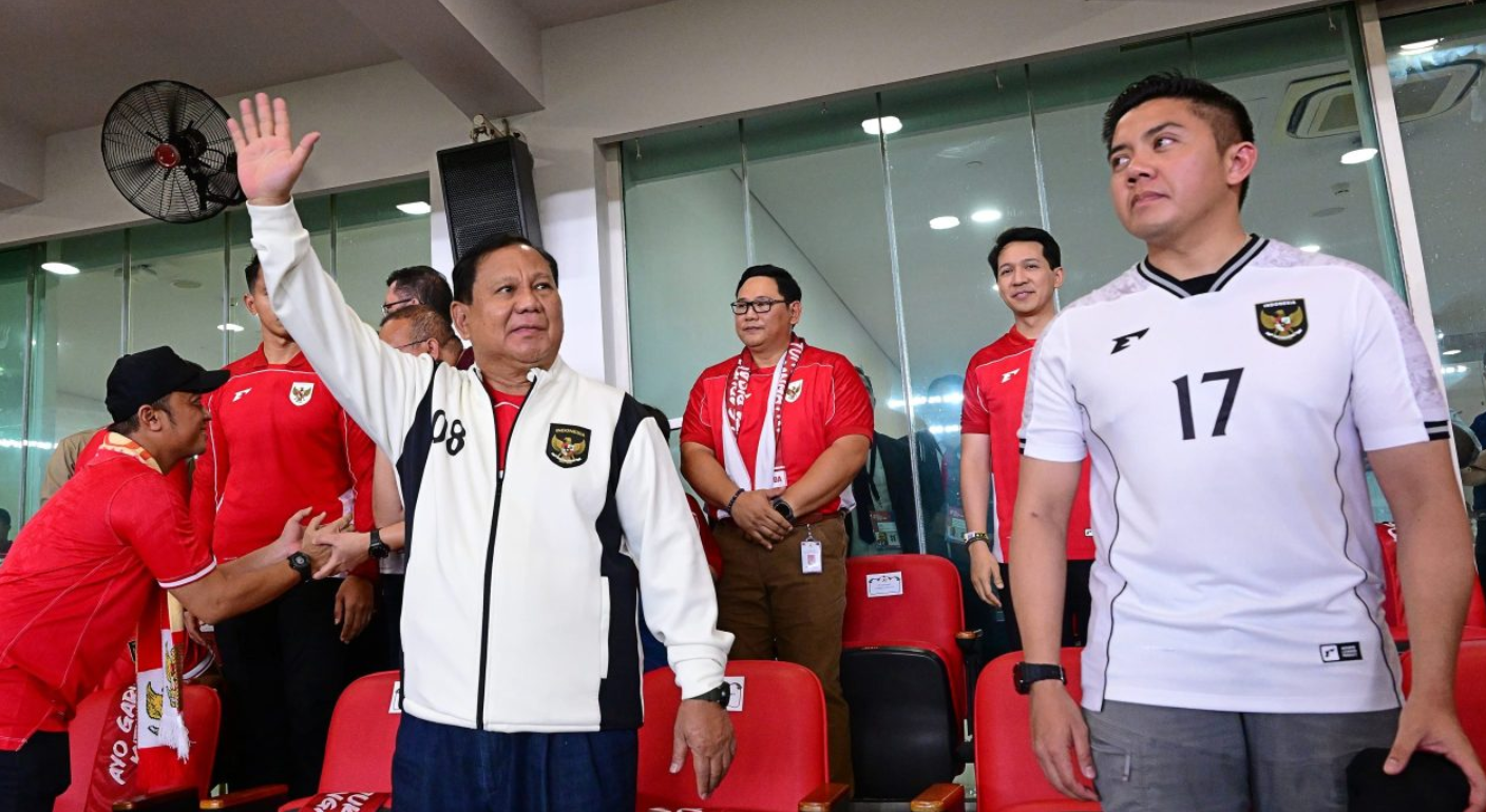 Presiden Prabowo Subianto menyaksikan langsung pertandingan Kualifikasi Piala Dunia 2026 Indonesia melawan China di Stadion Utama Gelora Bung Karno, Jakarta, pada Kamis, 5 Juni 2025 (BPMI Setpres/Muchlis Jr)