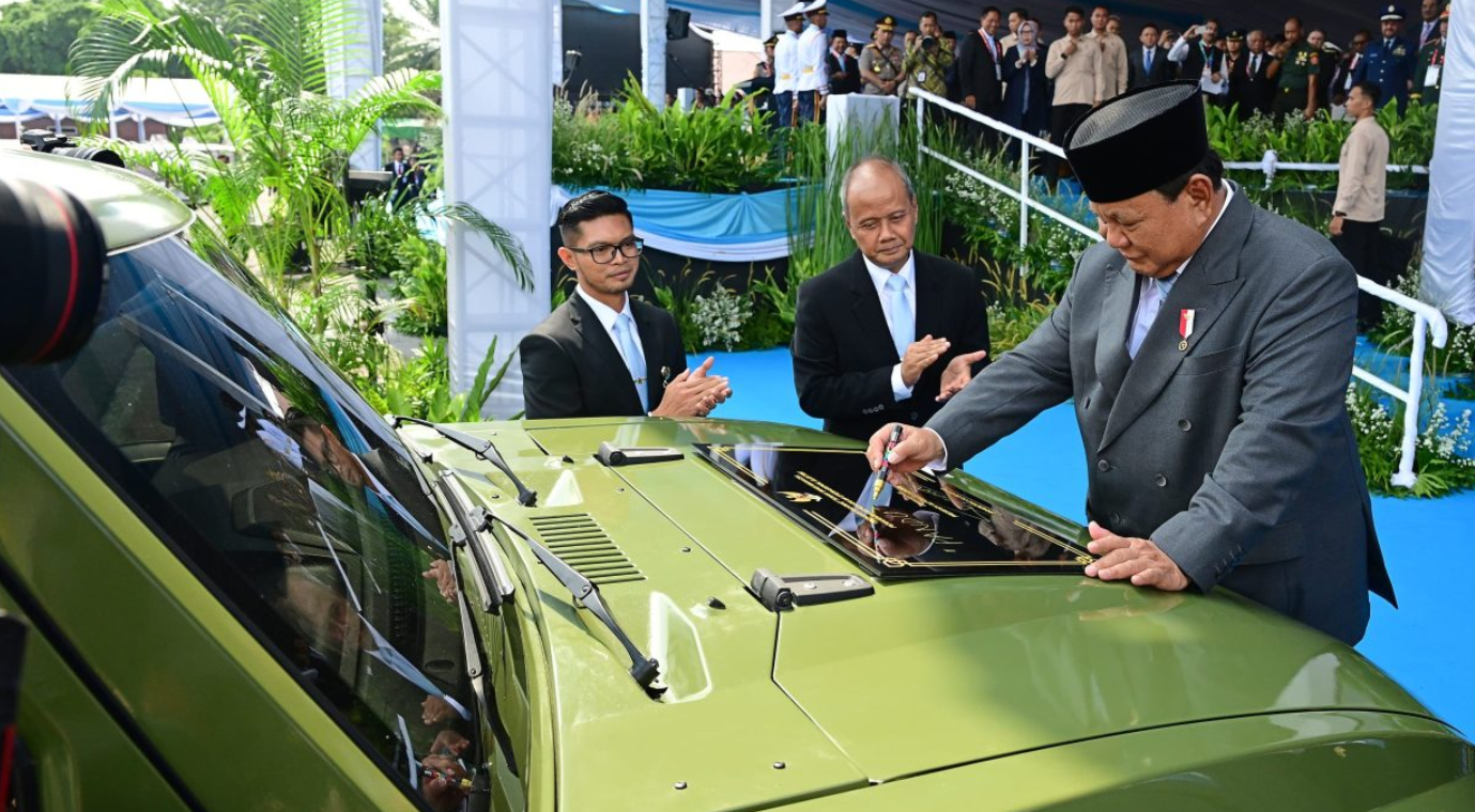 Presiden Prabowo Subianto secara resmi meresmikan peluncuran kendaraan listrik taktis terbaru produksi PT Pindad, yakni MV3-EV “PANDU”, dalam ajang Indo Defence 2025 Expo & Forum yang digelar di JIEXPO Kemayoran, Jakarta, pada Rabu, 11 Juni 2025. (BPMI Setpres/Muchlis Jr)