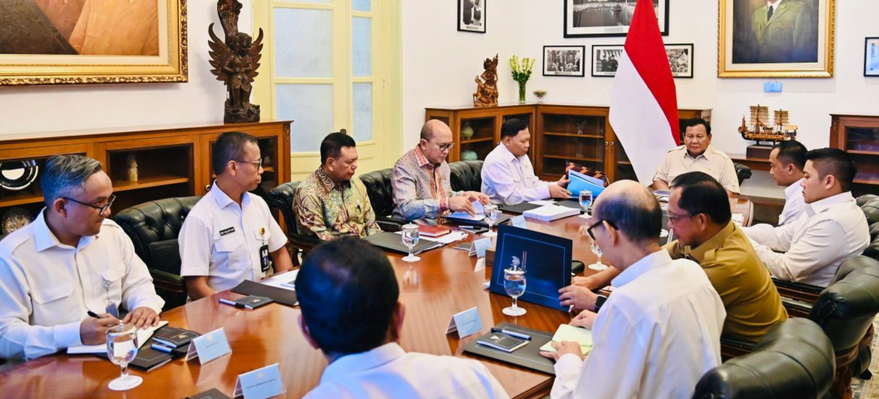 Presiden Prabowo Subianto memimpin rapat terbatas bersama sejumlah Menteri Kabinet Merah Putih di Istana Merdeka, Jakarta, pada Selasa (10/6/2025). (Foto: BPMI Setpres/Laily Rachev) 