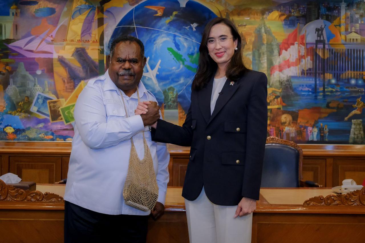 Menteri Pariwisata Widiyanti Putri Wardhana bertemu dengan Gubernur Papua Barat Daya Elisa Kambu di Gedung Sapta Pesona, Jakarta, Rabu (4/6/2025). (kemper)