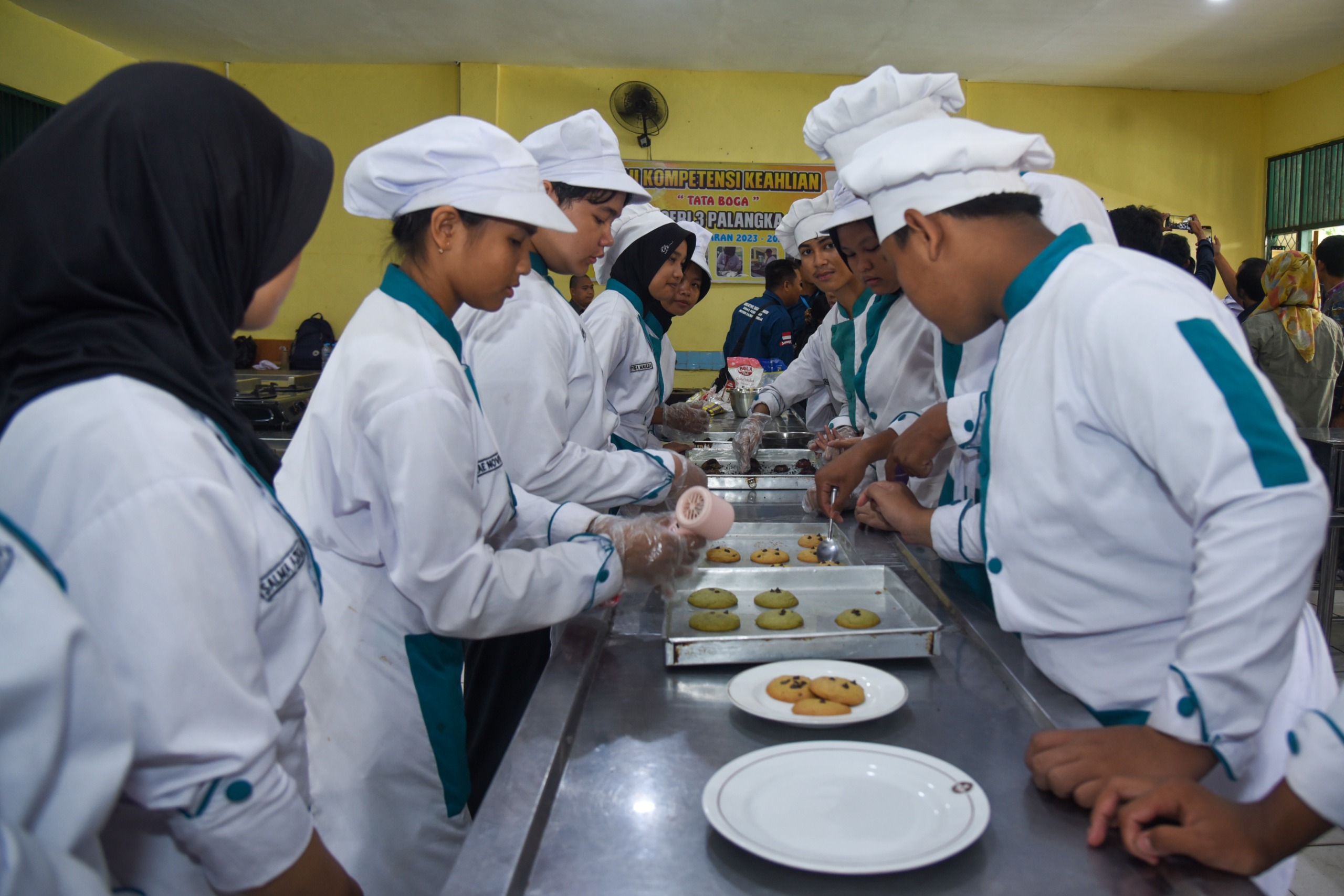 Ilustrasi: Siswa SMK sedang membuat makanan sebagai salah satu kemampuan mengukur potensi akademik sesuai bidang yang diminati.(Foto: Dok Kemendikdasmen) 