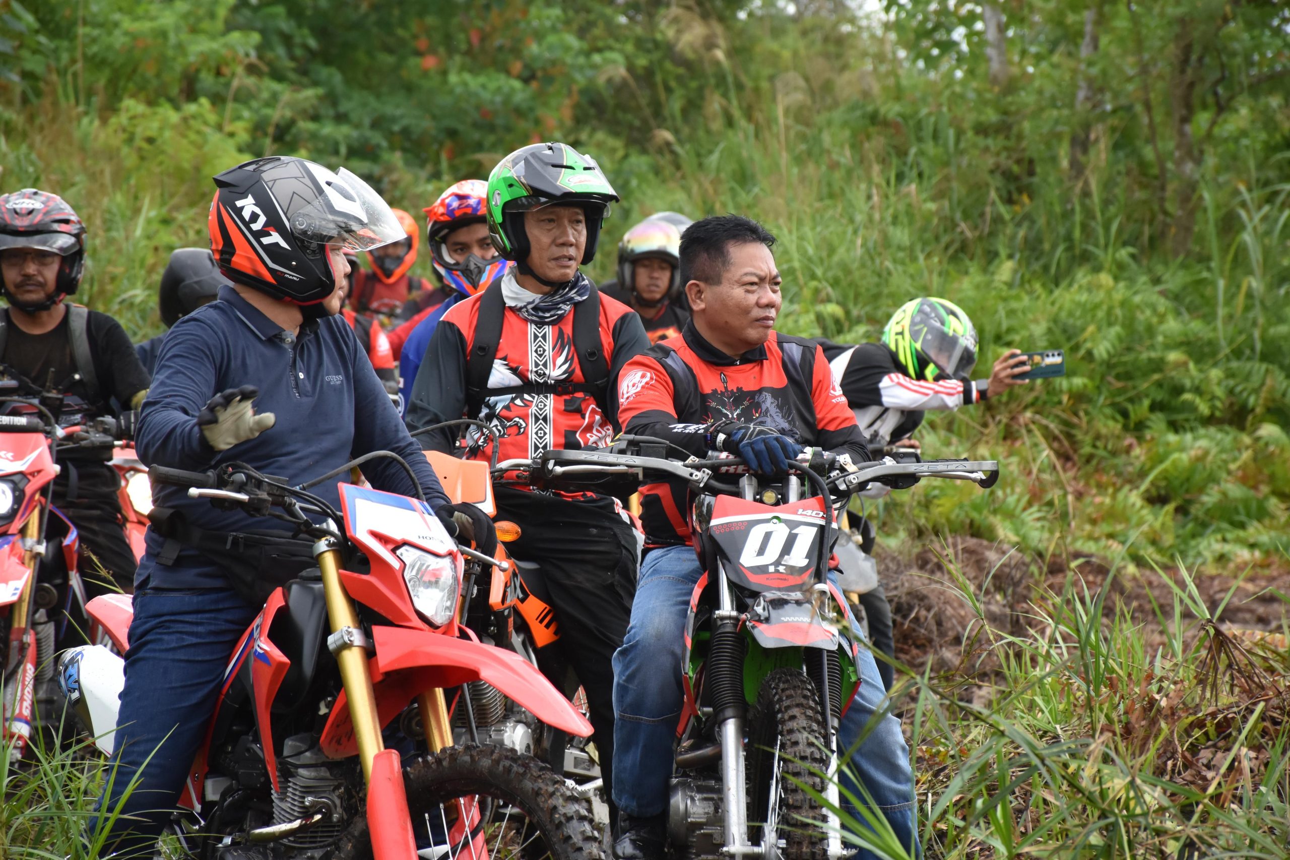 Bupati Kapuas HM Wiyatno ditemani Penjabat (Pj) Sekretaris Daerah Kabupaten Kapuas Usis I Sangkai meninjau kondisi jalan yang ada di wilayah Kabupaten Kapuas, tepatnya di Kecamatan Kapuas Hilir dan Kecamatan Kapuas Timur, menggunakan sepeda motor trail, Minggu (8/6/2025).- Foto: Mc.Kapuas 