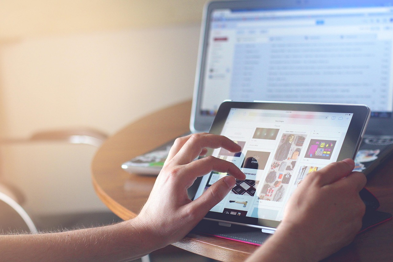 Ilustrasi orang yang sedang bekerja dengan tabletnya. (pixabay)