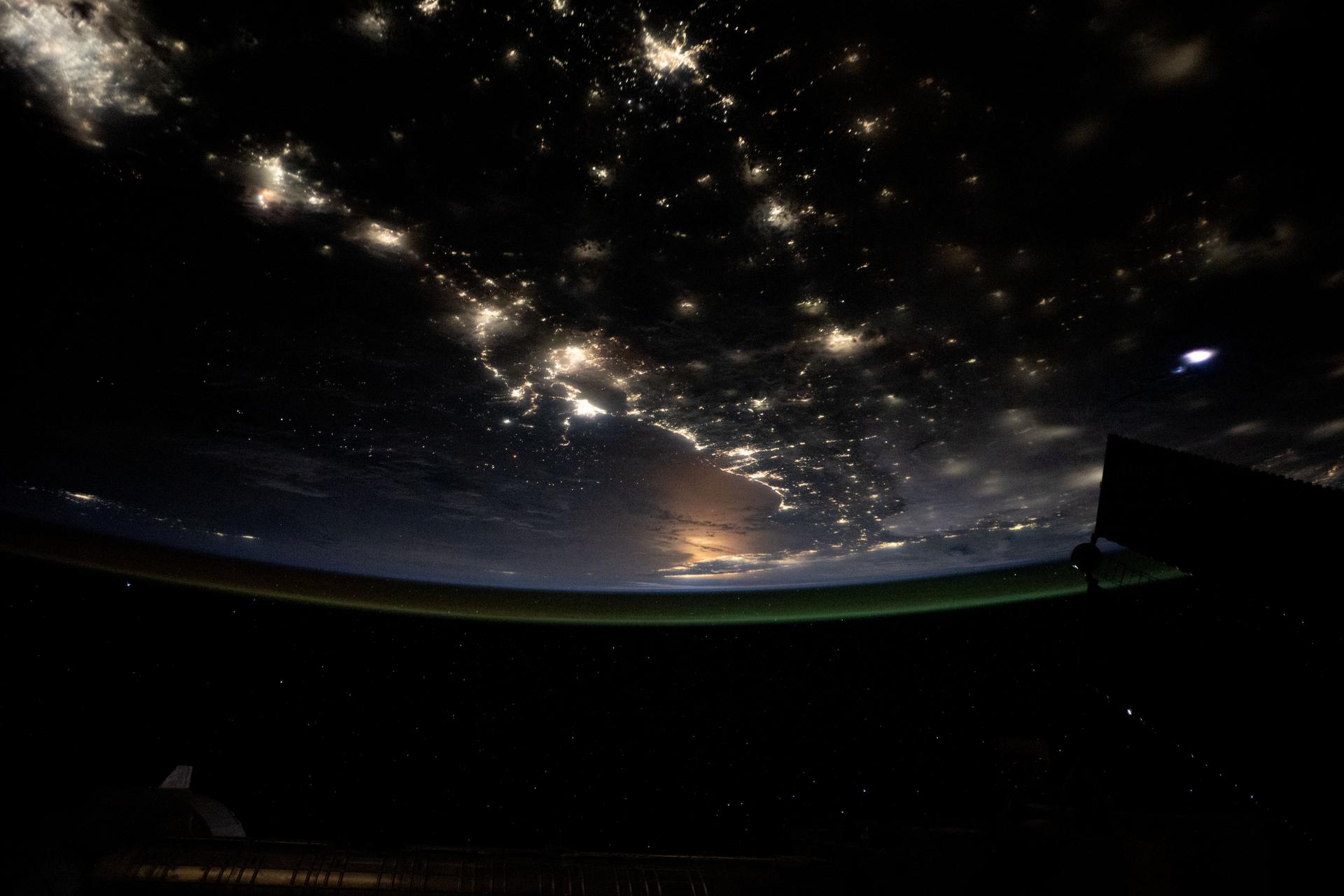 Pantai Teluk Amerika yang diterangi oleh cahaya kota dari Houston, Texas (kiri atas) hingga ke Semenanjung Florida, serta cahaya atmosfer yang membentuk mahkota di cakrawala Bumi, terlihat dari Stasiun Luar Angkasa Internasional saat mengorbit pada ketinggian 260 mil di atas Negara Bagian Lone Star (Texas). NASA