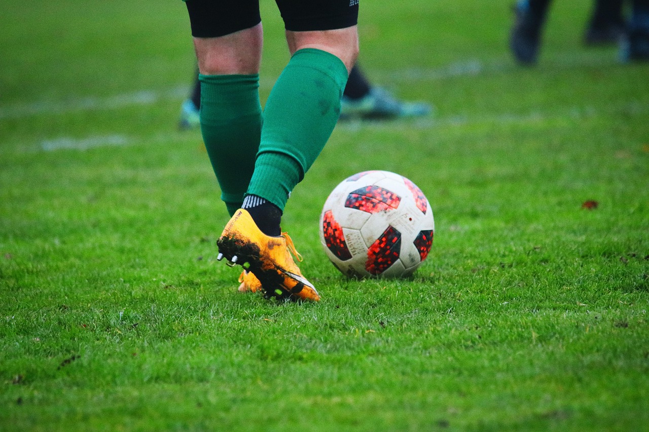 Ilustasi pemain sepak bola yang akan menendang bolanya. (pixabay)